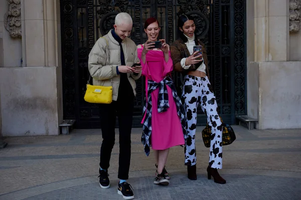 Een Trendy Vrouw Poseert Voor Straat Snaps Tijdens Paris Fashion — Stockfoto