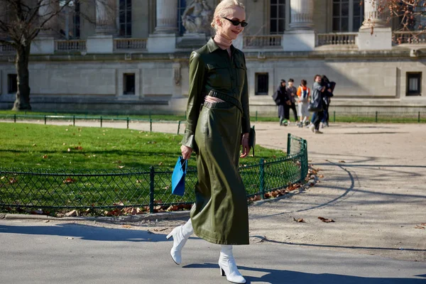 Trendy Woman Poses Street Snaps Paris Fashion Week Women Wear — стоковое фото