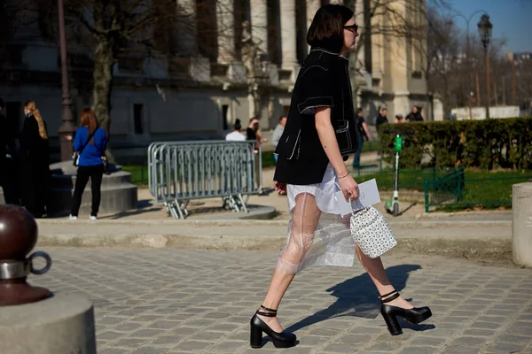 Trendig Kvinna Poserar För Gatan Snaps Paris Fashion Veckan Kvinnor — Stockfoto