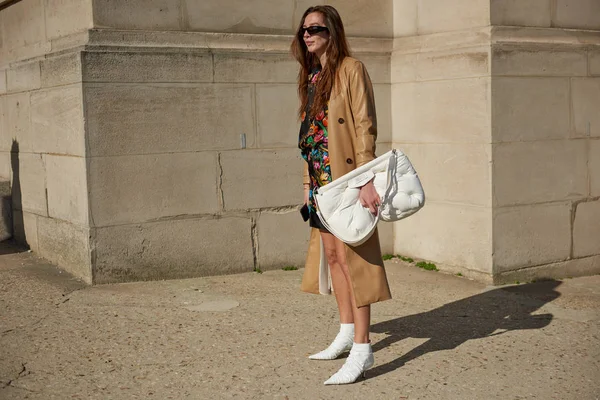 Trendy Woman Poses Street Snaps Paris Fashion Week Women Wear — стоковое фото