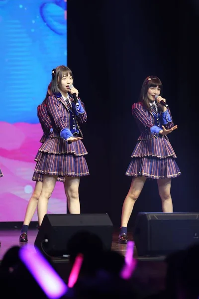 Członkowie Chińskiej Dziewczyny Idol Grupy Akb48 Team Wykonać Ich Pierwsze — Zdjęcie stockowe