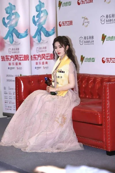 中国の歌手および女優朱景逸と共にポーズをとる彼女のトロフィー受賞 勝つ歌手賞 中国トップ 音楽賞 2019 上海市に中に 2019 — ストック写真