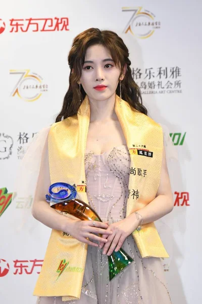 Die Chinesische Sängerin Und Schauspielerin Jingyi Posiert Mit Ihrer Trophäe — Stockfoto