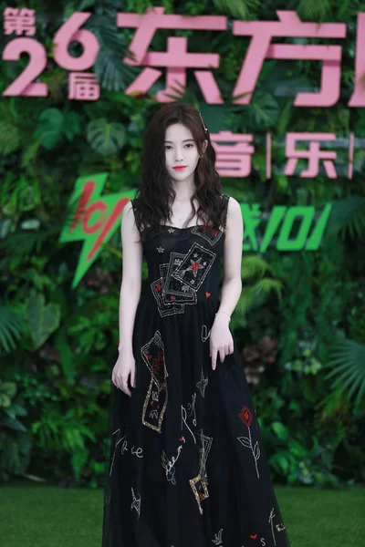 Chinese Actrice Zangeres Jingyi Met Zich Meebrengt Als Arriveert Rode — Stockfoto