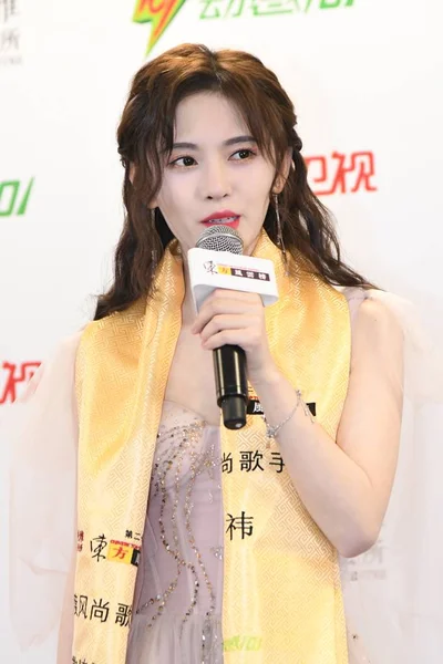 2019年3月25日 中国歌手兼女演员朱敬义在中国上海举行的第26届中国十大音乐奖上获得 最流行的歌手奖 与奖杯合影 — 图库照片