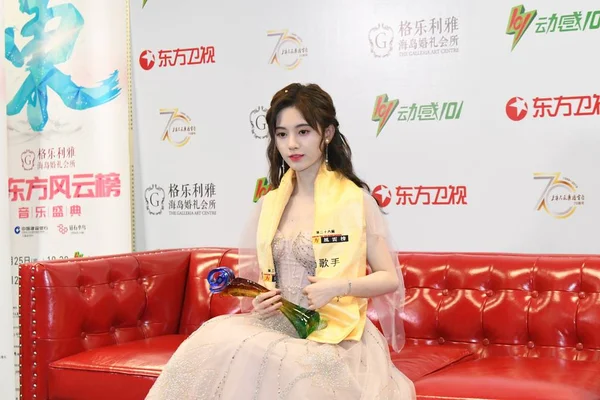 中国の歌手および女優朱景逸と共にポーズをとる彼女のトロフィー受賞 勝つ歌手賞 中国トップ 音楽賞 2019 上海市に中に 2019 — ストック写真