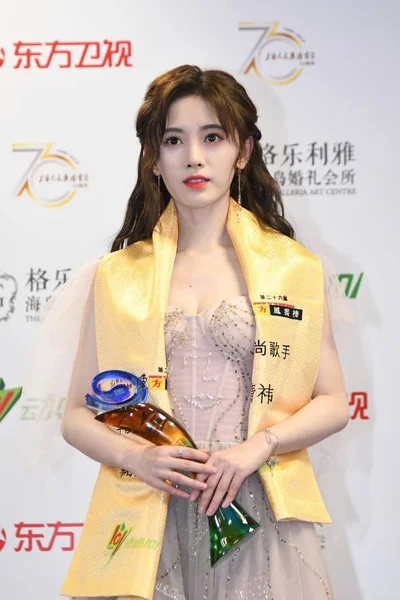 中国の歌手および女優朱景逸と共にポーズをとる彼女のトロフィー受賞 勝つ歌手賞 中国トップ 音楽賞 2019 上海市に中に 2019 — ストック写真