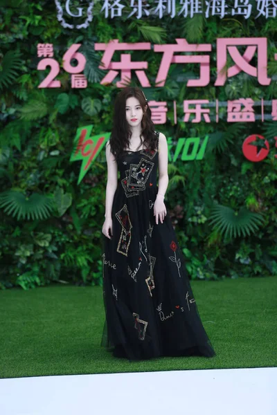 2019年3月25日 中国女演员兼歌手朱敬义在中国上海举行的第26届中国十大奖项红毯上摆姿势 — 图库照片