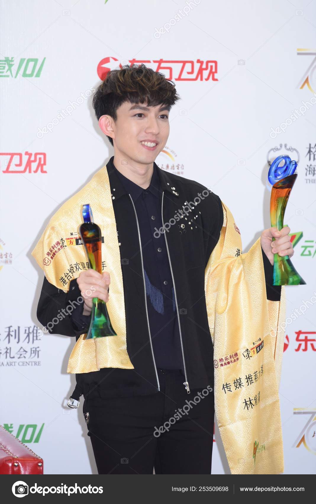 Taiwanese Singer Yoga Lin Poses His Trophy Winning Media Recommend