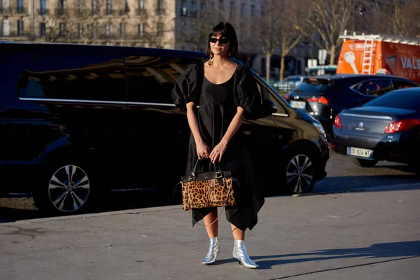 Модна Жінка Пози Вуличних Знімків Протягом Паризького Тижня Моди Жіночий — стокове фото