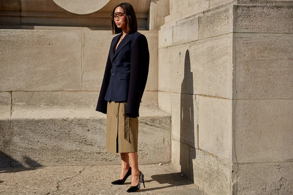 Trendig Kvinna Poserar För Gatan Snaps Paris Mode Vecka Frukläder — Stockfoto