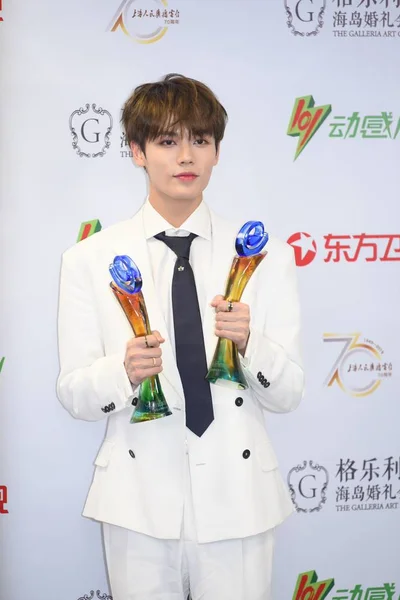 Lin Yanjun Von Der Chinesischen Boygroup Neun Prozent Posiert Mit — Stockfoto