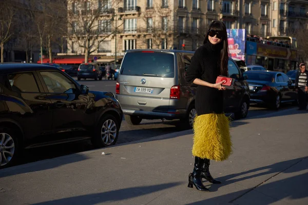 Una Mujer Moda Posa Para Fotos Callejeras Durante Semana Moda — Foto de Stock