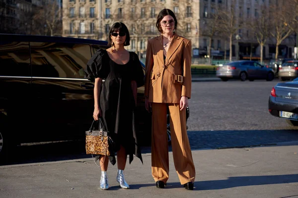 Trendy Woman Poses Street Snaps Paris Fashion Week Womenswear Fall — стоковое фото