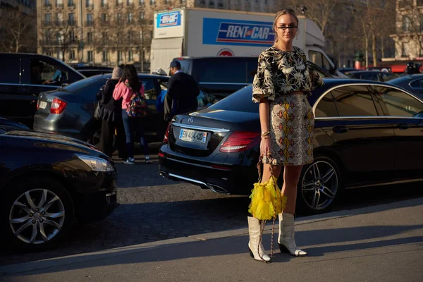 Trendy Woman Poses Street Snaps Paris Fashion Week Womenswear Fall — стоковое фото