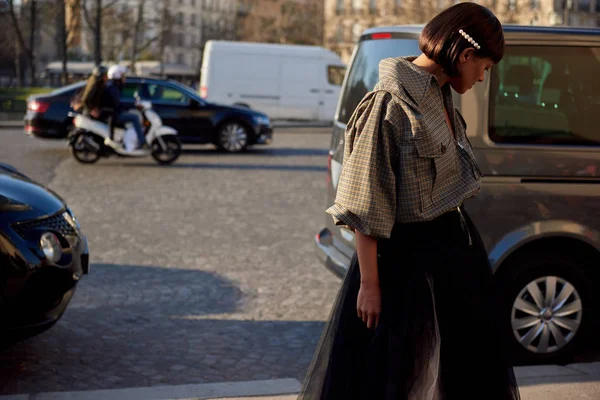 Trendy Woman Poses Street Snaps Paris Fashion Week Womenswear Fall — Stock Photo, Image