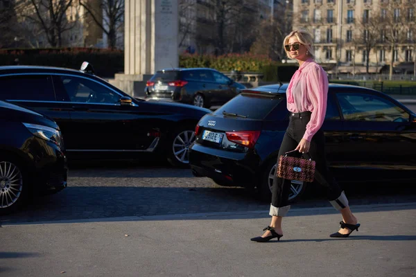 Modna Kobieta Pozuje Ulicy Przyciągania Podczas Tydzień Mody Paryż Odzież — Zdjęcie stockowe