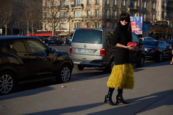 Modna Kobieta Pozuje Ulicy Przyciągania Podczas Tydzień Mody Paryż Odzież — Zdjęcie stockowe