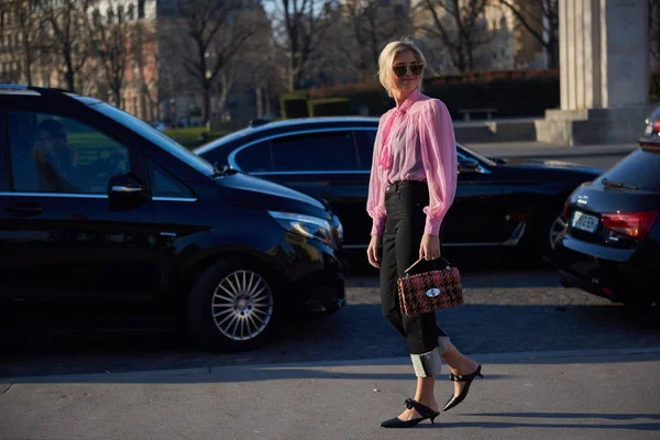 Trendy Woman Poses Street Snaps Paris Fashion Week Womenswear Fall — стоковое фото