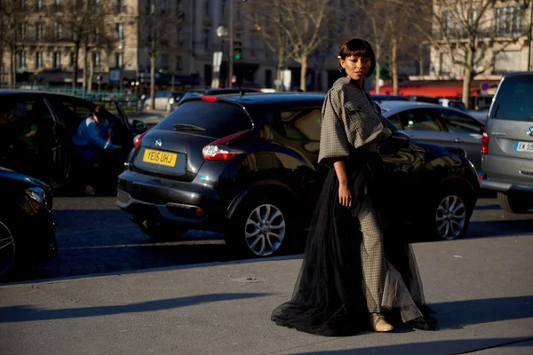 Uma Mulher Moda Posa Para Fotos Rua Durante Queda Moda — Fotografia de Stock
