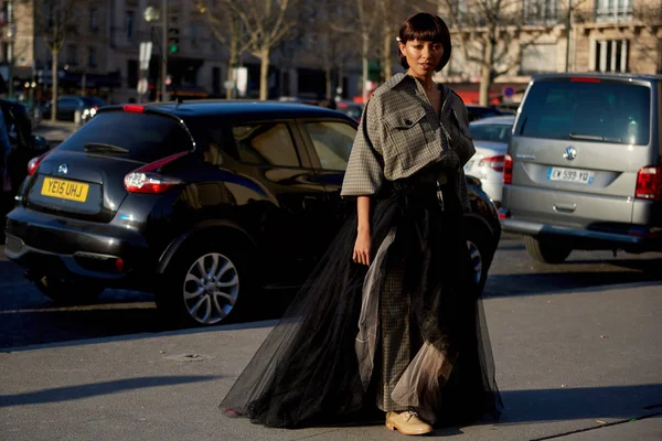 Uma Mulher Moda Posa Para Fotos Rua Durante Queda Moda — Fotografia de Stock