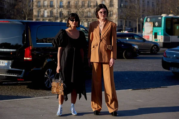 Trendy Woman Poses Street Snaps Paris Fashion Week Womenswear Fall — стоковое фото