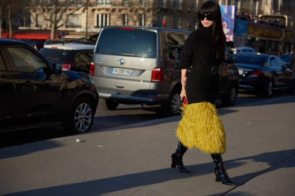 Trendy Woman Poses Street Snaps Paris Fashion Week Womenswear Fall — стоковое фото