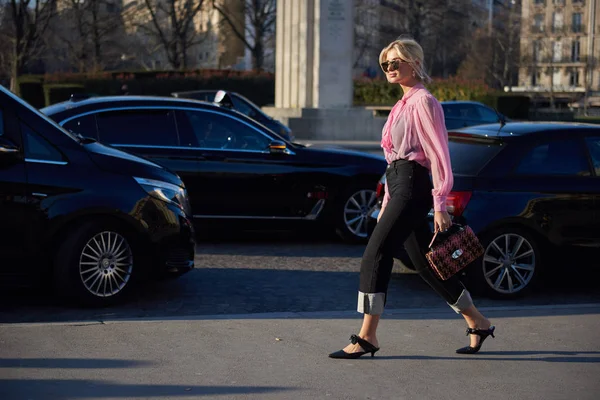 Trendy Woman Poses Street Snaps Paris Fashion Week Womenswear Fall — стоковое фото