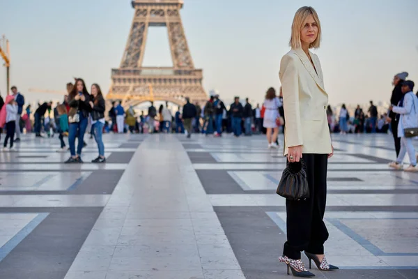 Uma Mulher Moda Posa Para Fotos Rua Durante Queda Moda — Fotografia de Stock