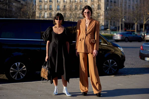 Trendy Woman Poses Street Snaps Paris Fashion Week Womenswear Fall — стоковое фото