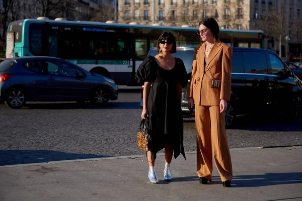 Uma Mulher Moda Posa Para Fotos Rua Durante Queda Moda — Fotografia de Stock