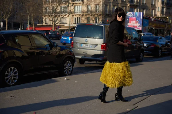 Uma Mulher Moda Posa Para Fotos Rua Durante Queda Moda — Fotografia de Stock