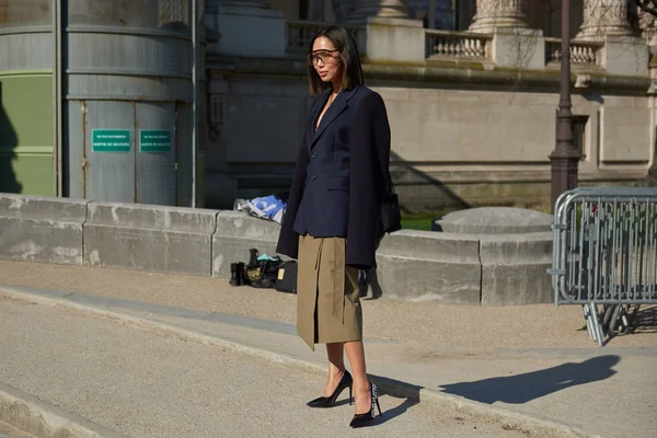 Trendy Woman Poses Street Snaps Paris Fashion Week Womenswear Fall — стоковое фото