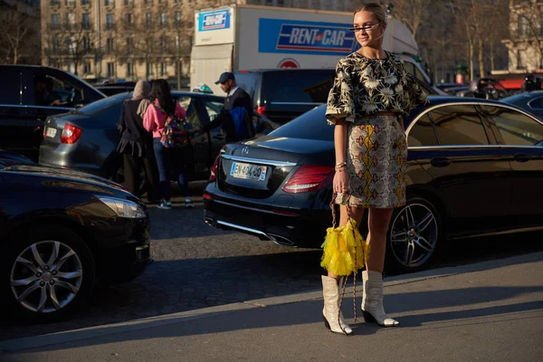 Trendig Kvinna Poserar För Gatan Snaps Paris Mode Vecka Frukläder — Stockfoto
