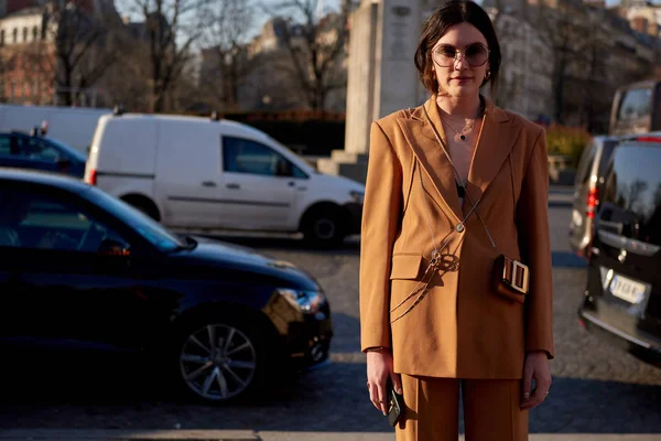 Modaya Uygun Bir Kadın Için Sokak Enstantane Paris Moda Hafta — Stok fotoğraf