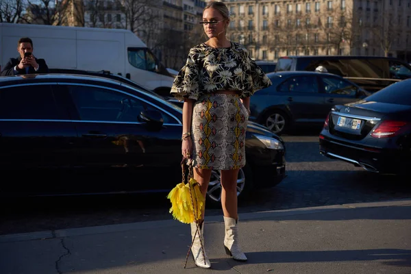 Een Trendy Vrouw Poseert Voor Street Snaps Tijdens Parijse Fashion — Stockfoto