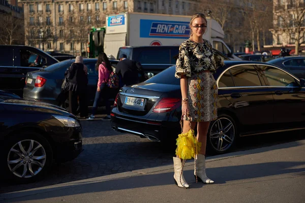 Trendy Woman Poses Street Snaps Paris Fashion Week Womenswear Fall — стоковое фото