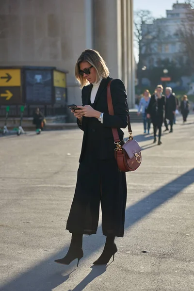 Una Mujer Moda Posa Para Fotos Callejeras Durante Semana Moda — Foto de Stock