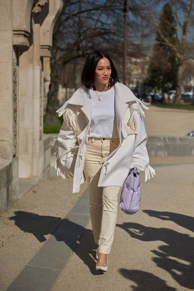 Una Mujer Moda Posa Para Fotos Callejeras Durante Semana Moda — Foto de Stock