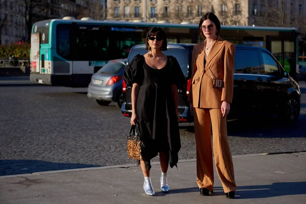 Trendy Woman Poses Street Snaps Paris Fashion Week Womenswear Fall — стоковое фото