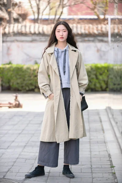 ファッショナブルな服のトレンディ女性は中国のファッションウィーク秋 冬2019の間に路上で描かれています北京 月2019 — ストック写真