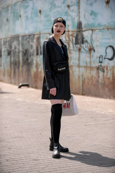 Şık Kıyafet Trendy Bir Kadında Sokakta Çin Moda Hafta Sonbahar — Stok fotoğraf
