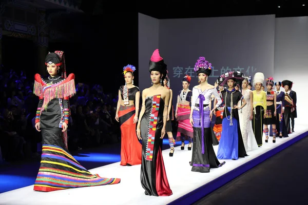 Modele Wyświetlają Nowe Kreacje Pokaz Mody Kultury Możemy Nosić Przez — Zdjęcie stockowe