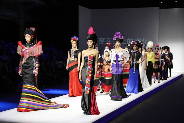 Modellen Weer Nieuwe Creaties Fashion Show Van Dragen Cultuur Door — Stockfoto