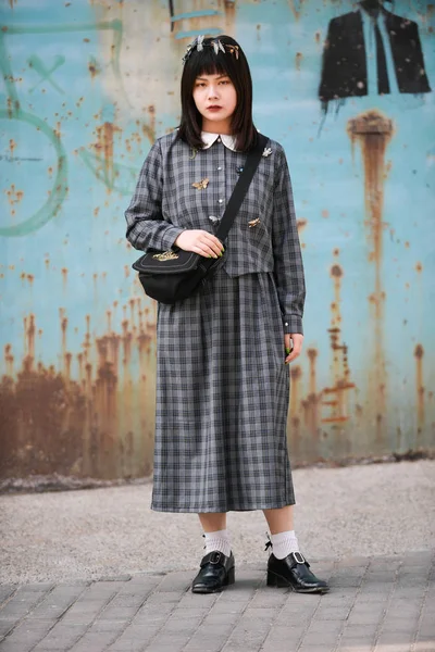 Trendy Woman Fashionable Outfit Pictured Street China Fashion Week Fall — стоковое фото