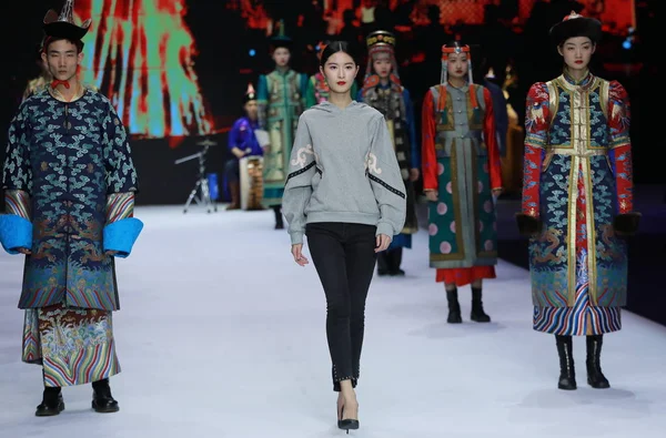 CHINA BEIJING FASHION FALL / WINTER 2019 —  Fotos de Stock