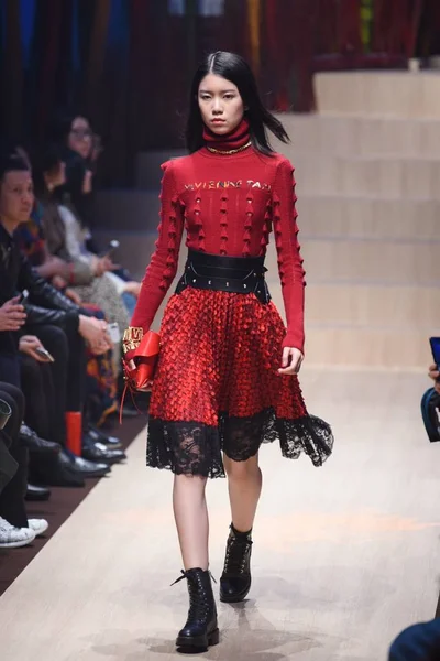 モデルは上海のファッションウィーク秋 冬2019の間にヴィヴィアンのファッションショーで新しい創造を表示します 月2019 — ストック写真