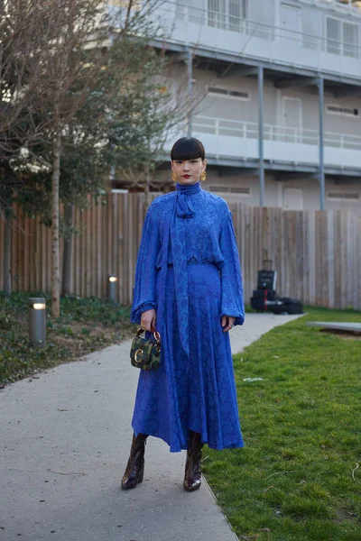 Een Trendy Vrouw Poseert Voor Street Snaps Tijdens Paris Fashion — Stockfoto