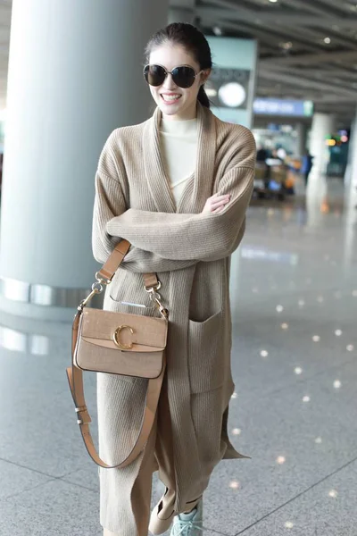 中国超级名模何穗于2019年3月30日抵达北京首都国际机场 然后在中国北京出发 — 图库照片
