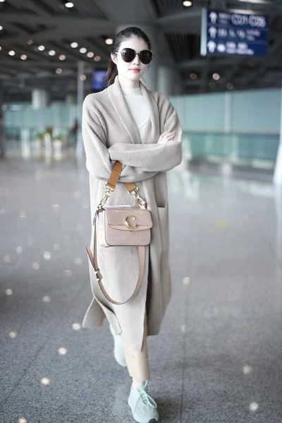 Chiński Supermodelka Sui Przybywa Międzynarodowe Lotnisko Pekinie Przed Wyjazdem Pekinie — Zdjęcie stockowe